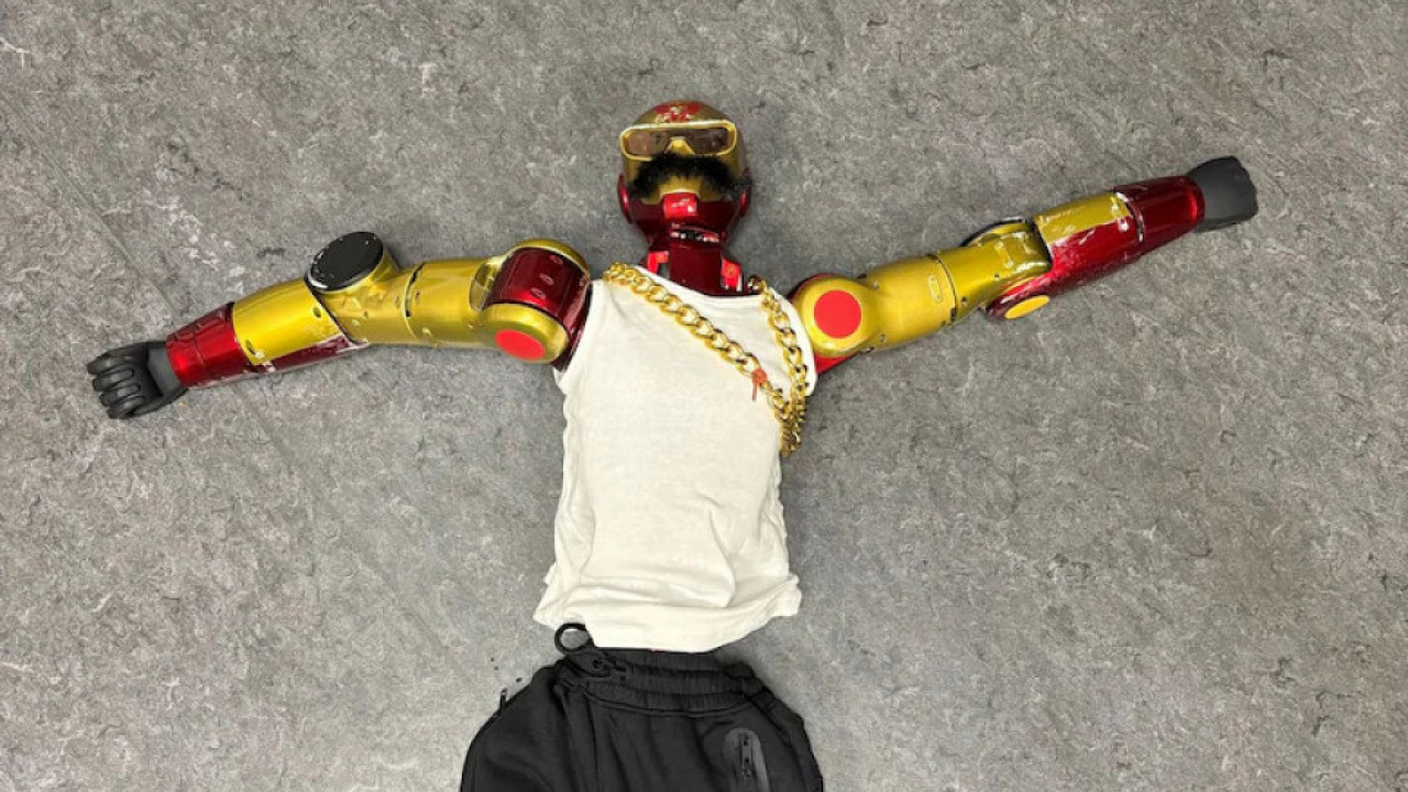 Robot prišao maloletnici sa leđa i počeo da je pipka (FOTO)