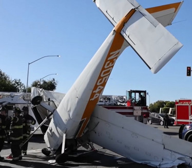Užas na auto-putu: Avion se zakucao u asfalt (video)