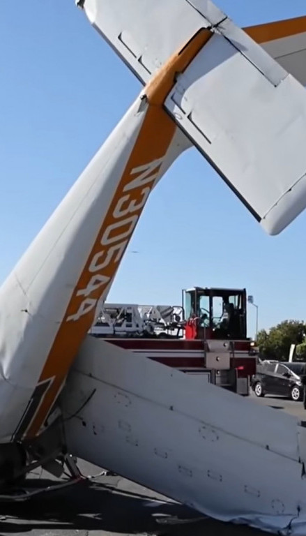 Užas na auto-putu: Avion se zakucao u asfalt (video)