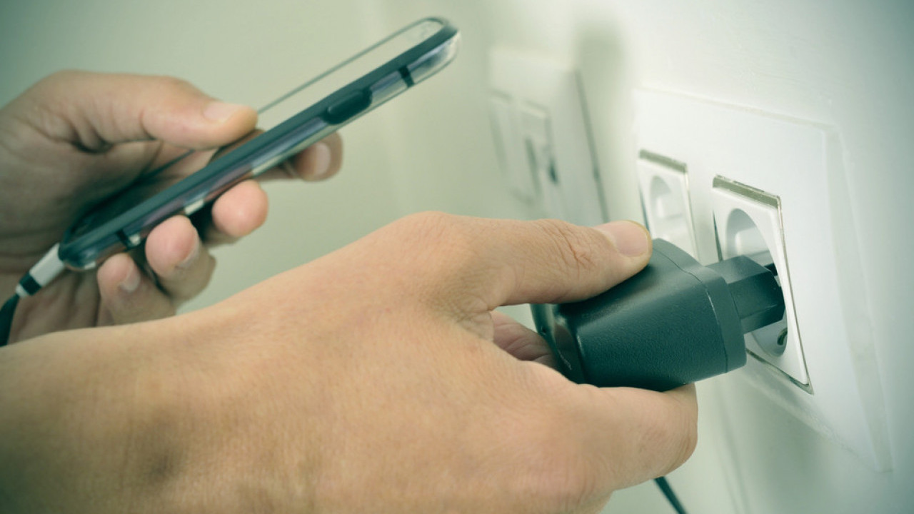 Punjač u utičnici čak i kad ne punite telefon? To je greška