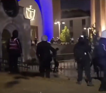 Demonstranti u Tirani policiji pobegli u pravoslavnu crkvu