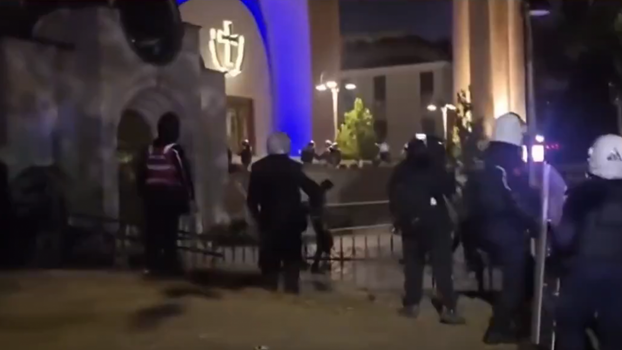 Демонстранти у Тирани полицији побегли у православну цркву