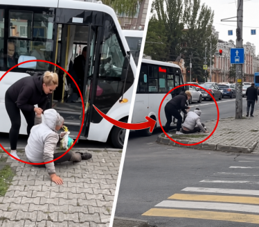 Kakav haos: Žena ga bije, a putnici čekaju (video)