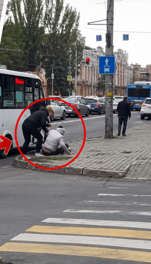 Kakav haos: Žena ga bije, a putnici čekaju (video)