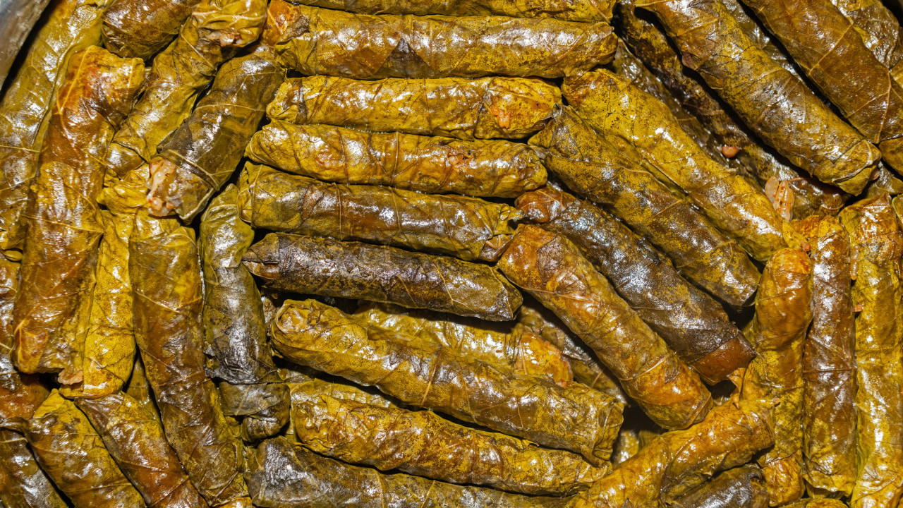 Grci ovako uvijaju sarme: Trik je u tri pokreta