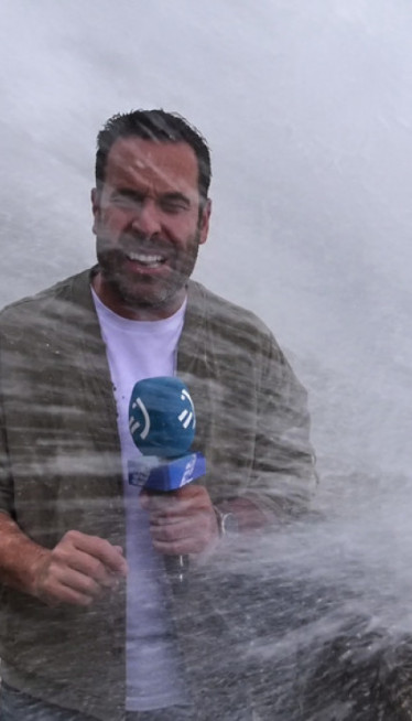 Reporter javljao o nevremenu: Šok prizor u živom programu