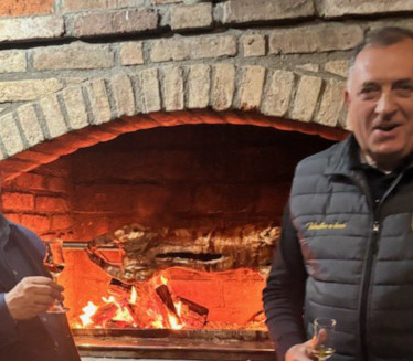 Dodik i Orban sa ženom obrću prase na ražnju i piju rakiju