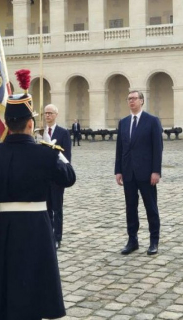 Vučić dočekan u Parizu uz državne i vojne počasti (VIDEO)
